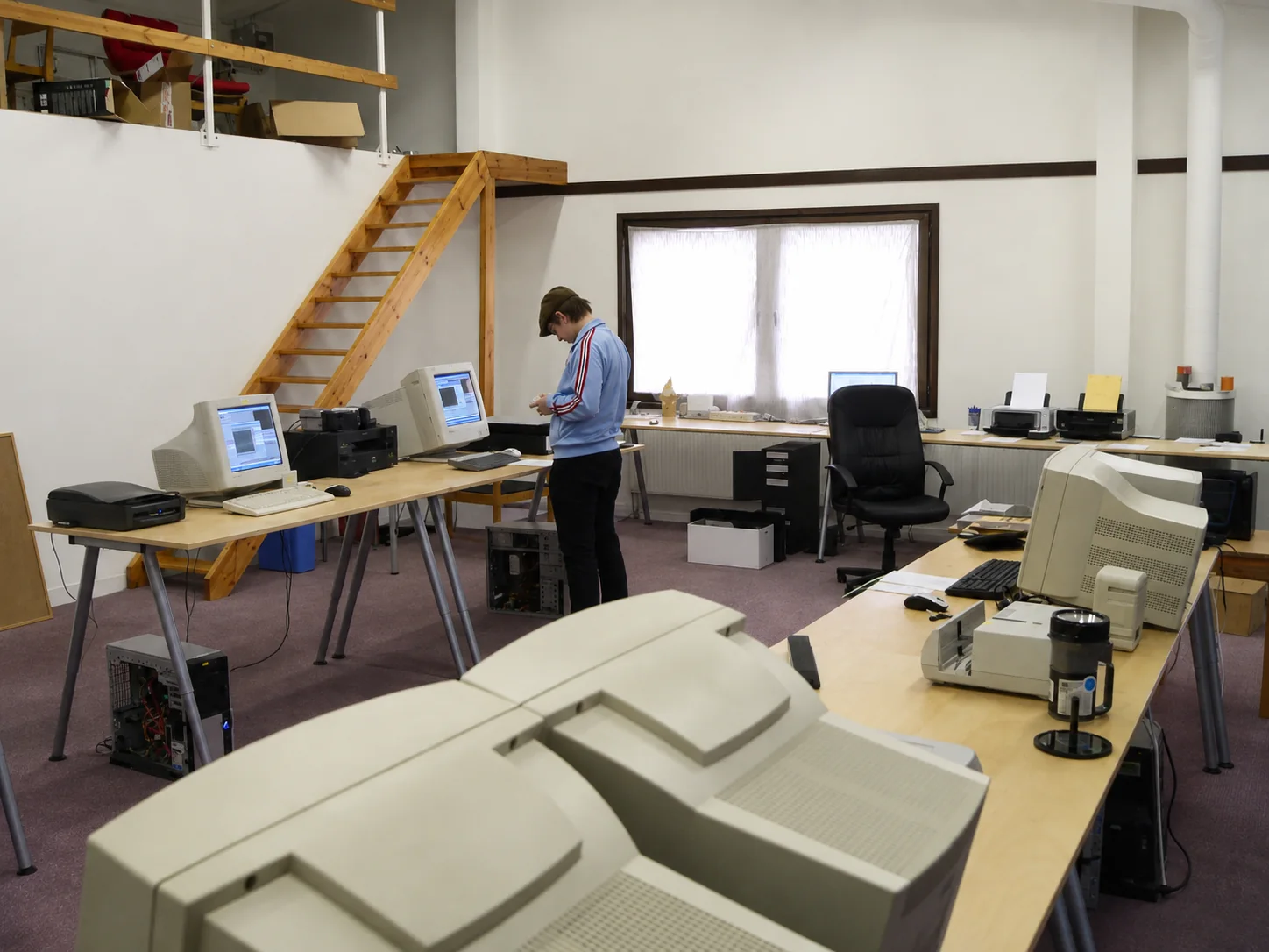 Tidlig produksjonsarbeid blant datamaskiner og digitaliseringsutstyr.